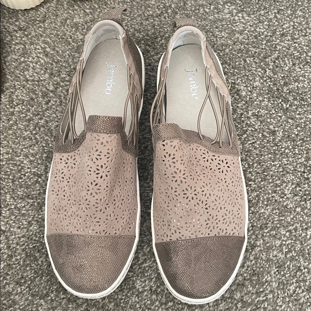 Jambu Womens Erin Taupe Laser Cut Suede Casual And Fashion Sneaker size 9